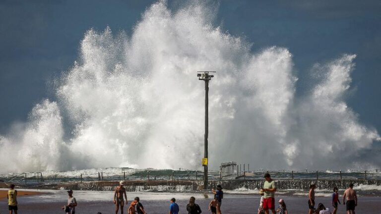 familias-na-praia-enquanto-onda-quebra-em-piscina-de-pedra-em-sydney-em-18-de-abril-de-2025-1745150337417_v2_900x506