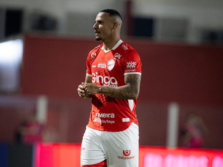 Arilson-em-Vila-Nova-1x2-Coritiba-20a-rodada-da-Serie-B-2025-scaled